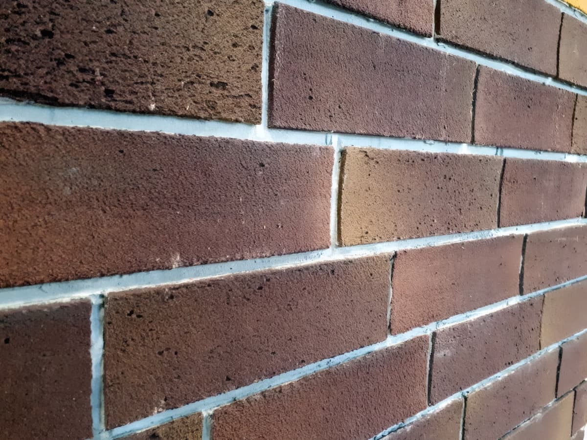 Мягкий кирпич на стене